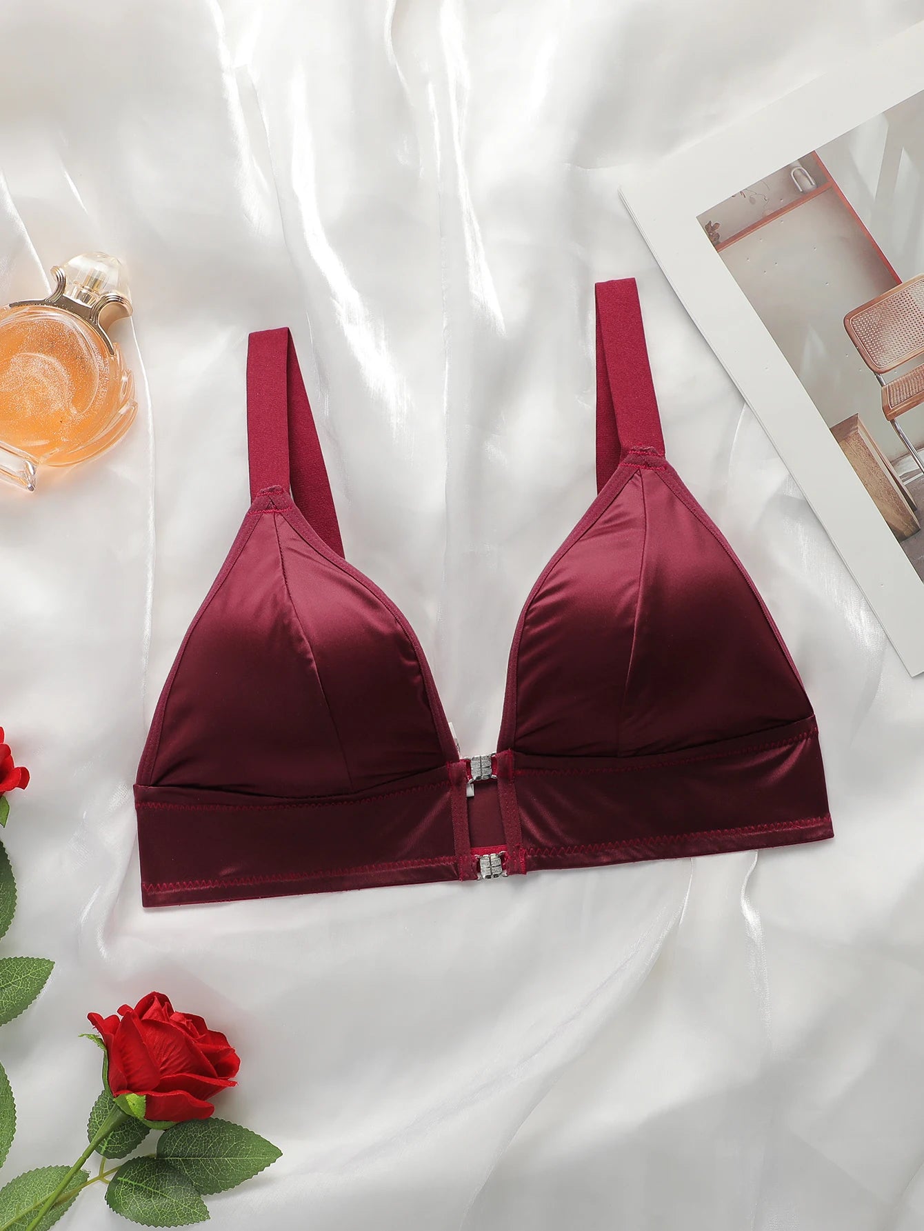Soutien-gorge push-up satiné à fermeture avant et décolleté en V