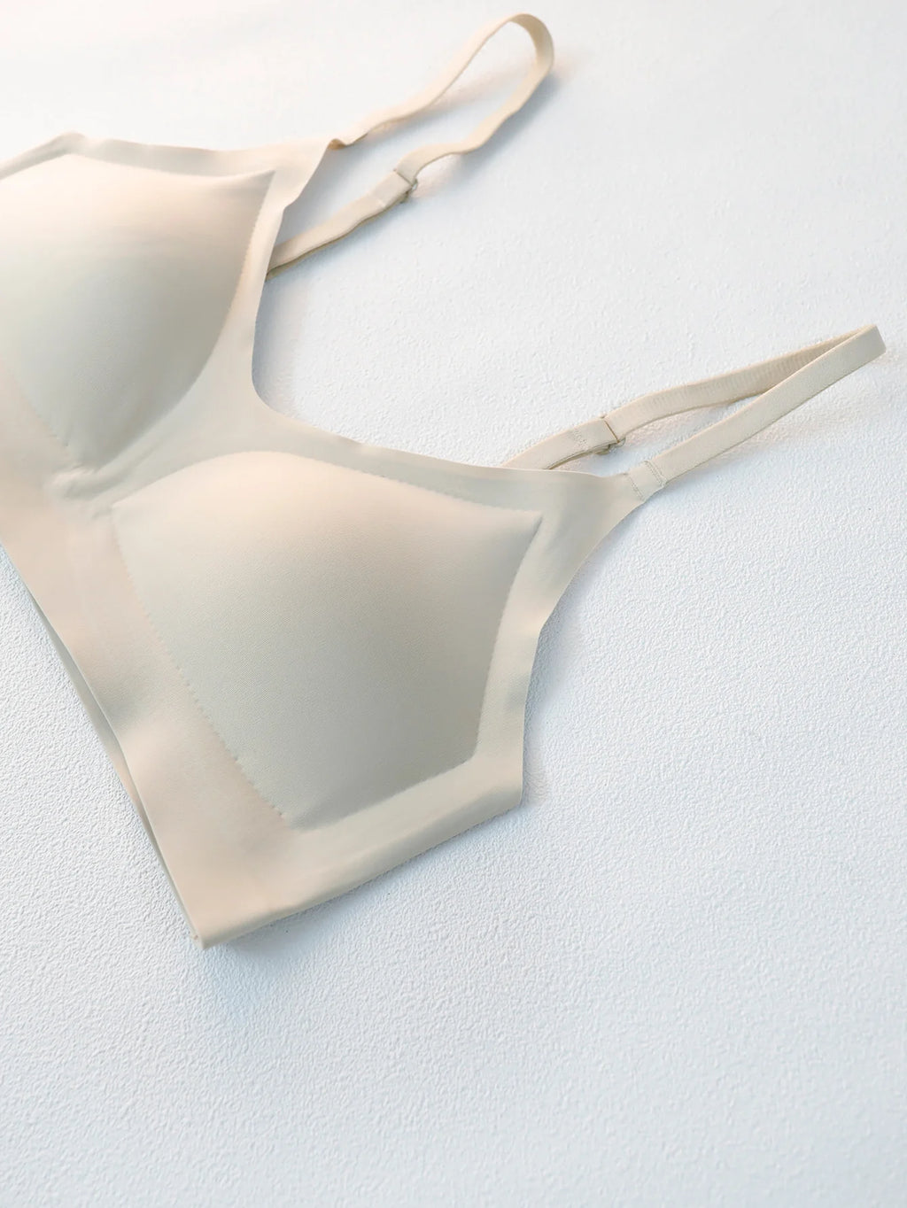 Soutien-gorge seconde peau sans armatures à col en V