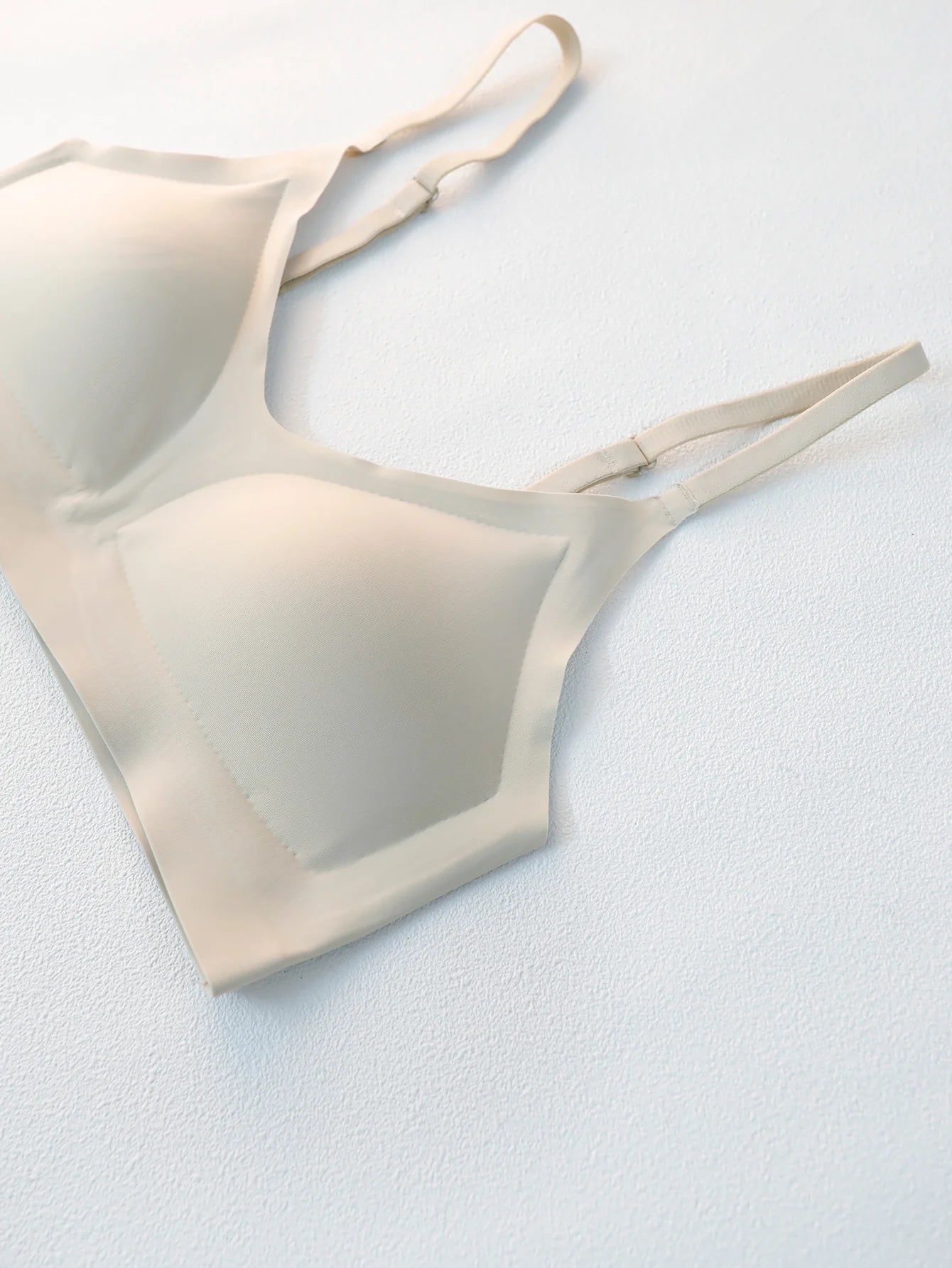 Soutien-gorge seconde peau sans armatures à col en V