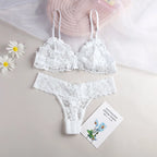 Ensemble lingerie en dentelle florale et string assorti