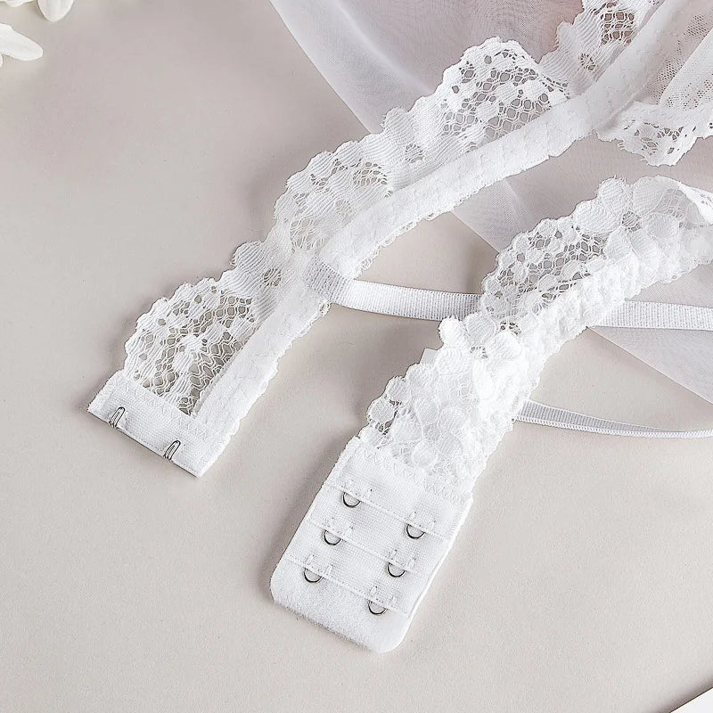 Ensemble lingerie en dentelle florale et string assorti