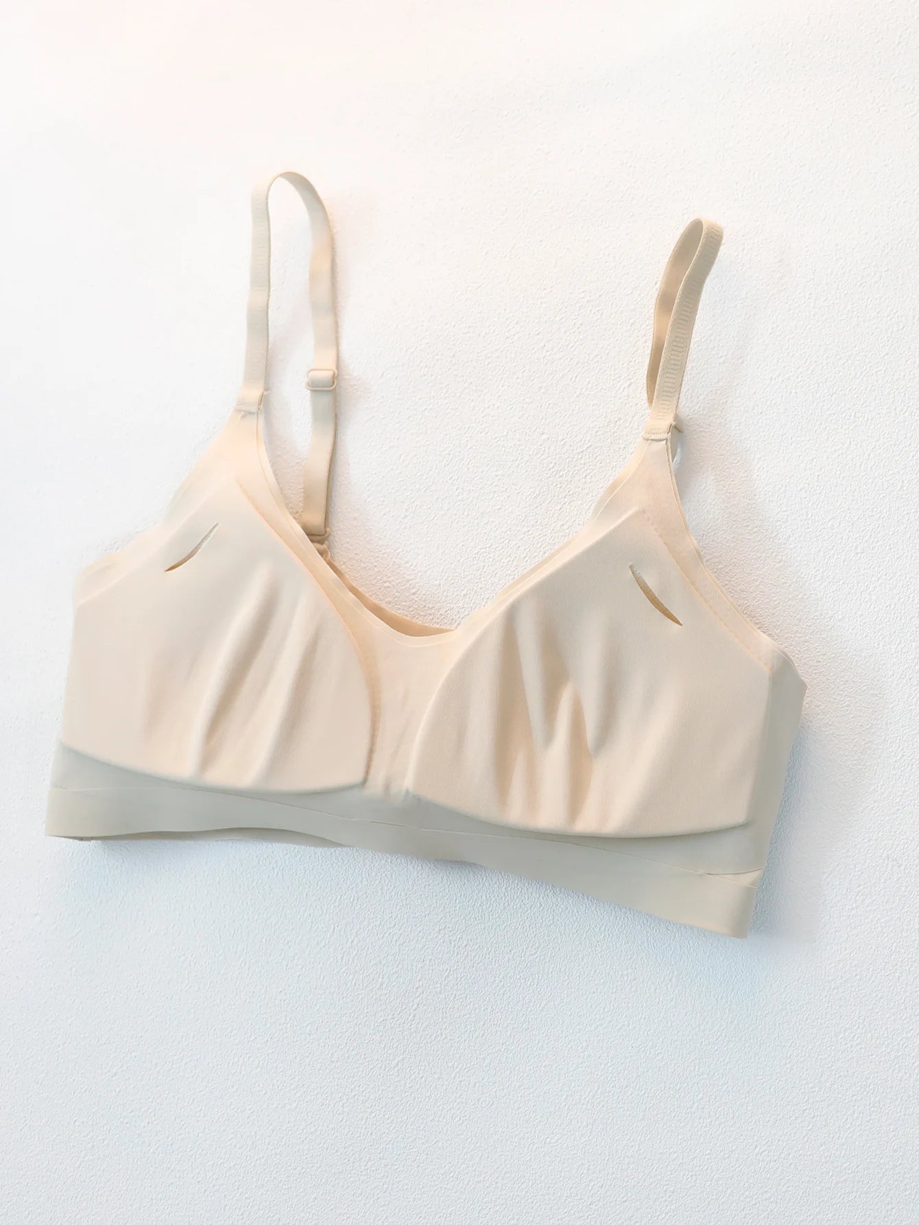 Soutien-gorge seconde peau sans armatures à col en V