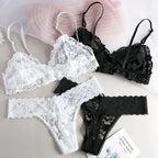 Ensemble lingerie en dentelle florale et string assorti